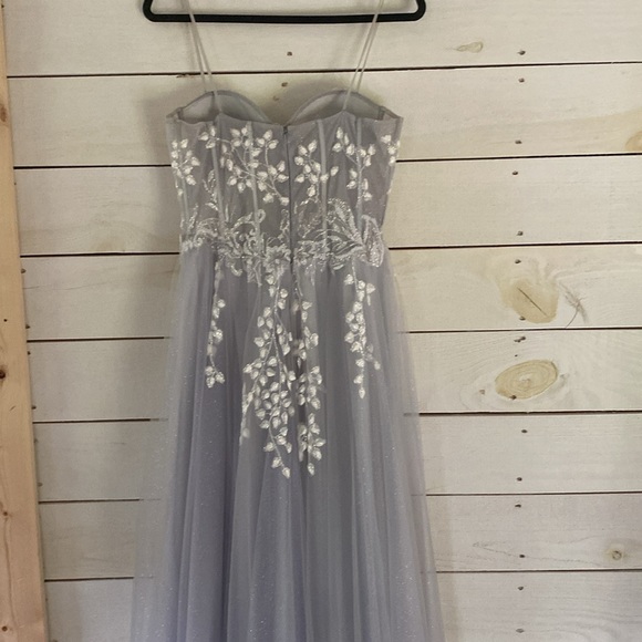 Prom dress size 6, plenty of length, slight train. - Picture 7 of 11